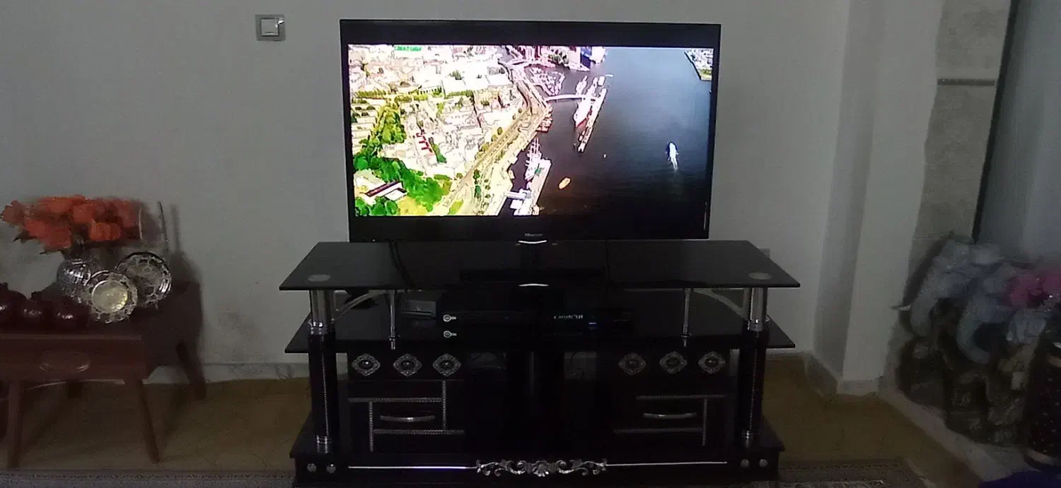 تلویزیون ال ای دی هایسنس همراه با میز|تلویزیون و پروژکتور|اردبیل, |دیوار