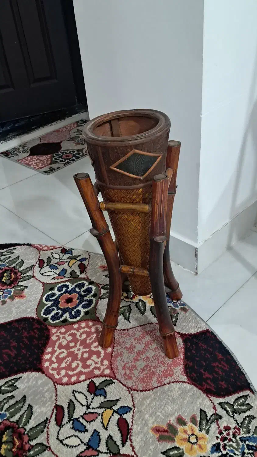 گلدان حصیری|گل مصنوعی|خرمآباد, |دیوار