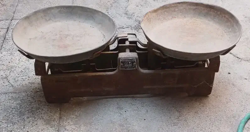 ترازو قدیمی با سنگ کیلو|فروشگاه و مغازه|دیلم, |دیوار