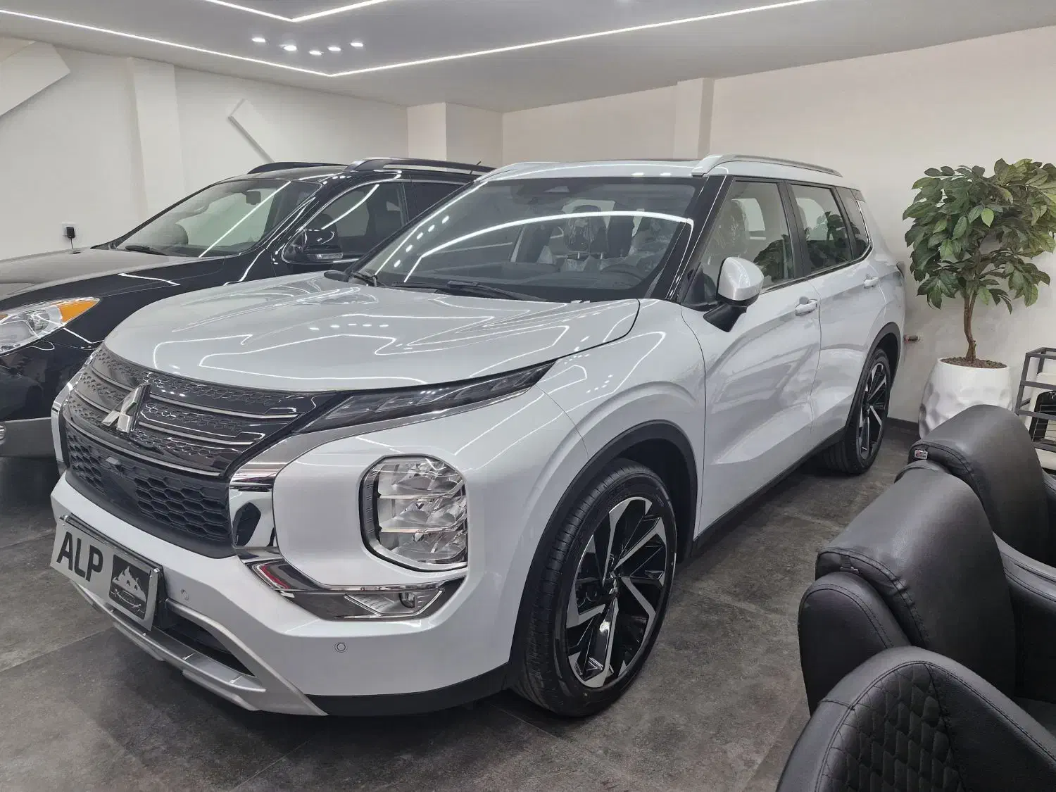 میتسوبیشی اوتلندر M line|خودرو سواری و وانت|شیراز, معالیآباد|دیوار