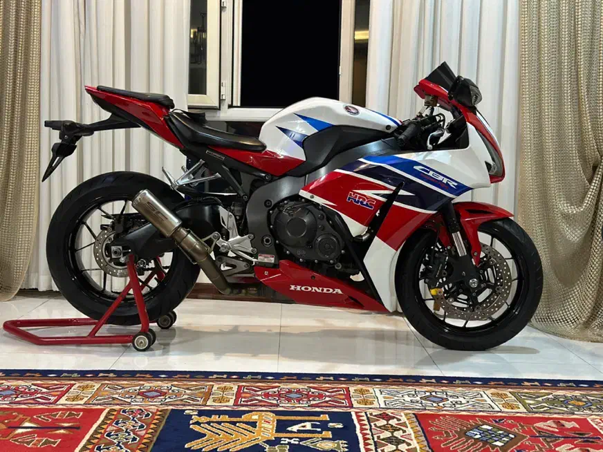 cbr 1000 RR (hrc)|موتورسیکلت|تهران, فلسطین (میدان انقلاب)|دیوار