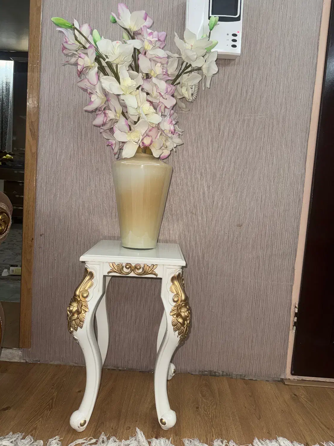 گل وگلدان با میز چوبی|صنایع دستی و سایر لوازم تزئینی|چهاردانگه (تهران), |دیوار