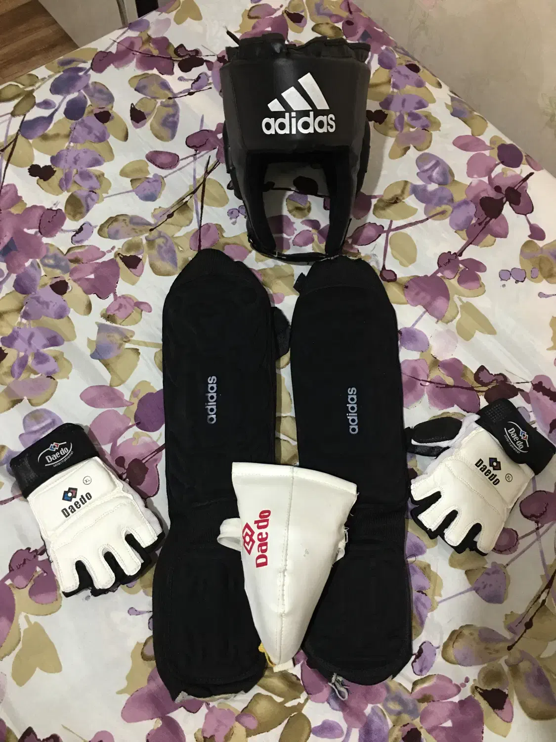 ست کامل لوازم رزمی ادیداس زیر قیمت|لباس|لاهیجان, لاشیدان|دیوار