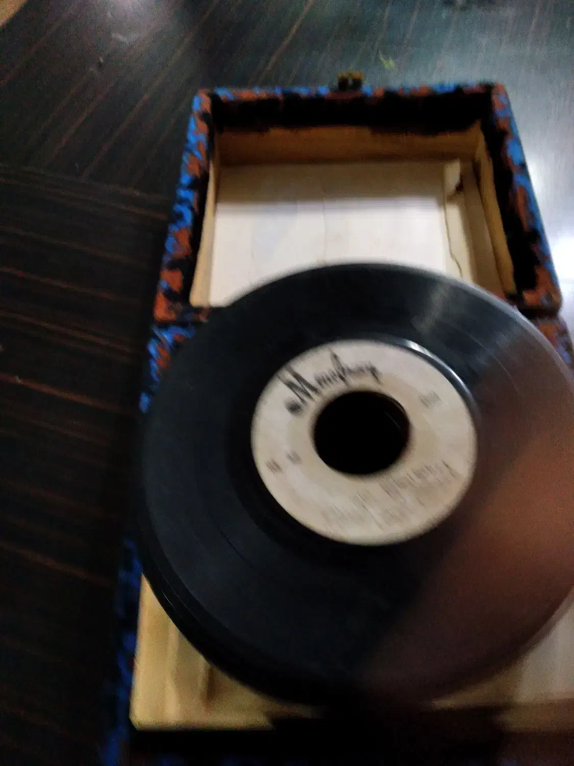 تعدادی نوار کاست ارجینال سی دی و صفحه گرامافون|کلکسیون اشیاء عتیقه|مشهد, رضاشهر|دیوار