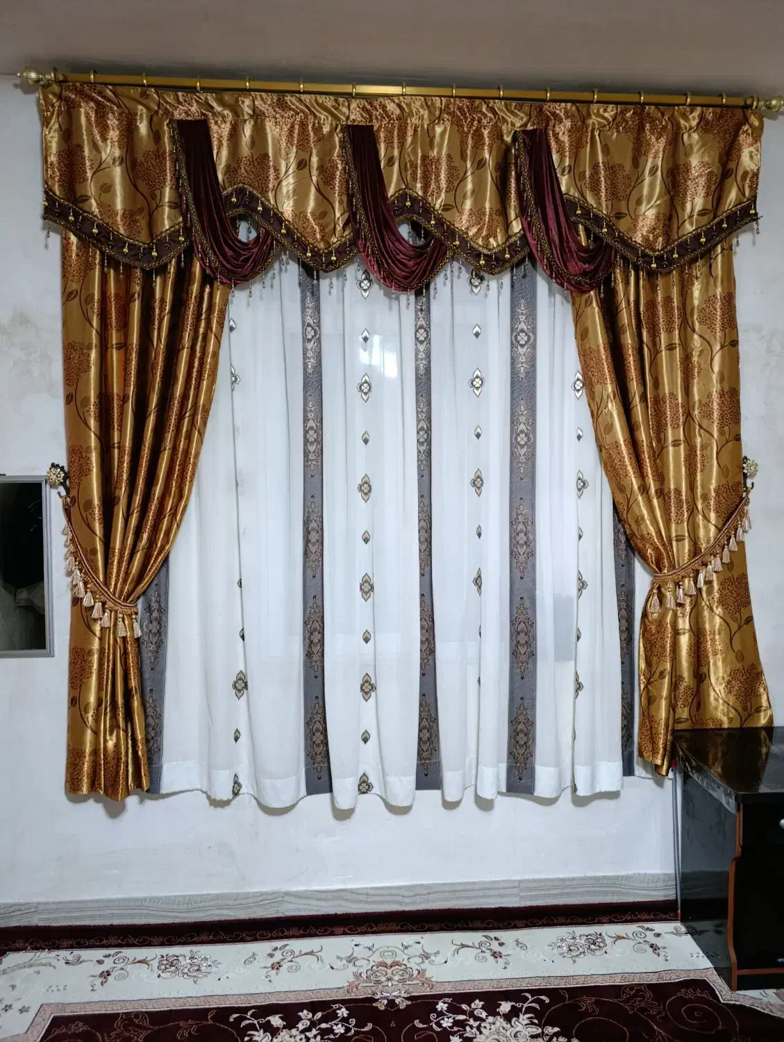 پرده|پرده، رانر، رومیزی|میانه, |دیوار