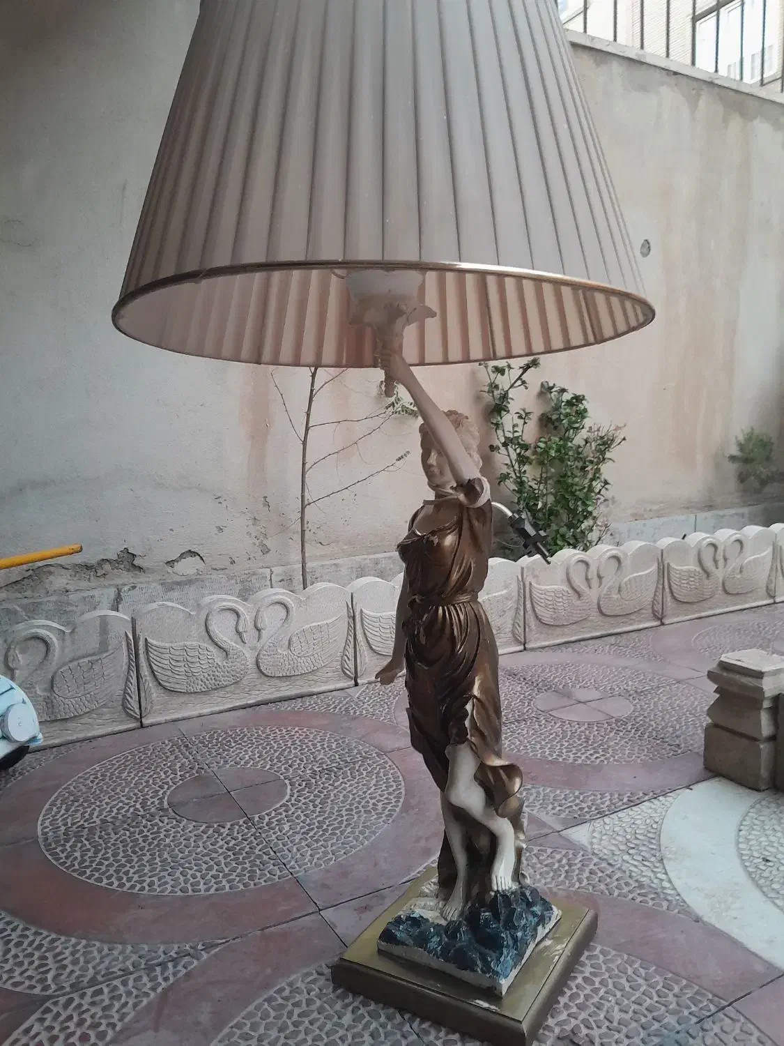 آباژور|چراغ خواب و آباژور|اندیشه, اندیشه فاز ۱|دیوار