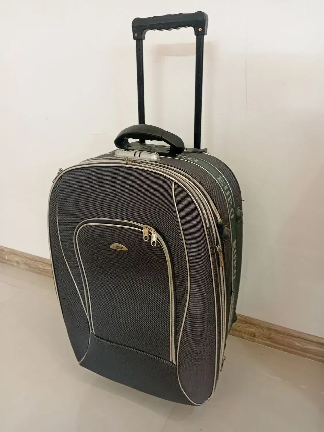 چمدون بزرگ|کیف، کفش، کمربند|مشهد, هنرستان|دیوار