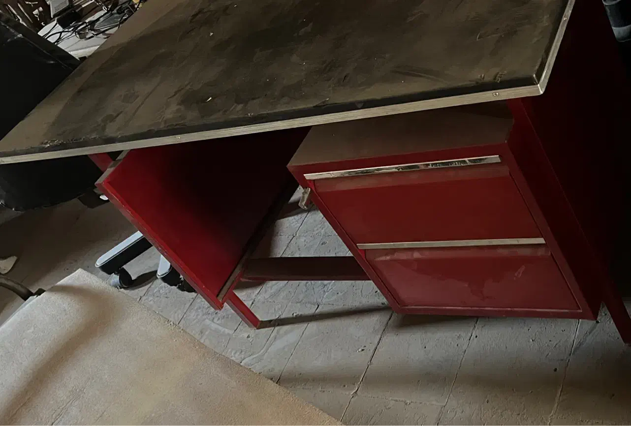 میز تحریر فلزی محکم و قدیمی و بسیار تمیز و سالم|میز تحریر و کامپیوتر|سبزوار, کاشفی شمالی (دادگستری)|دیوار