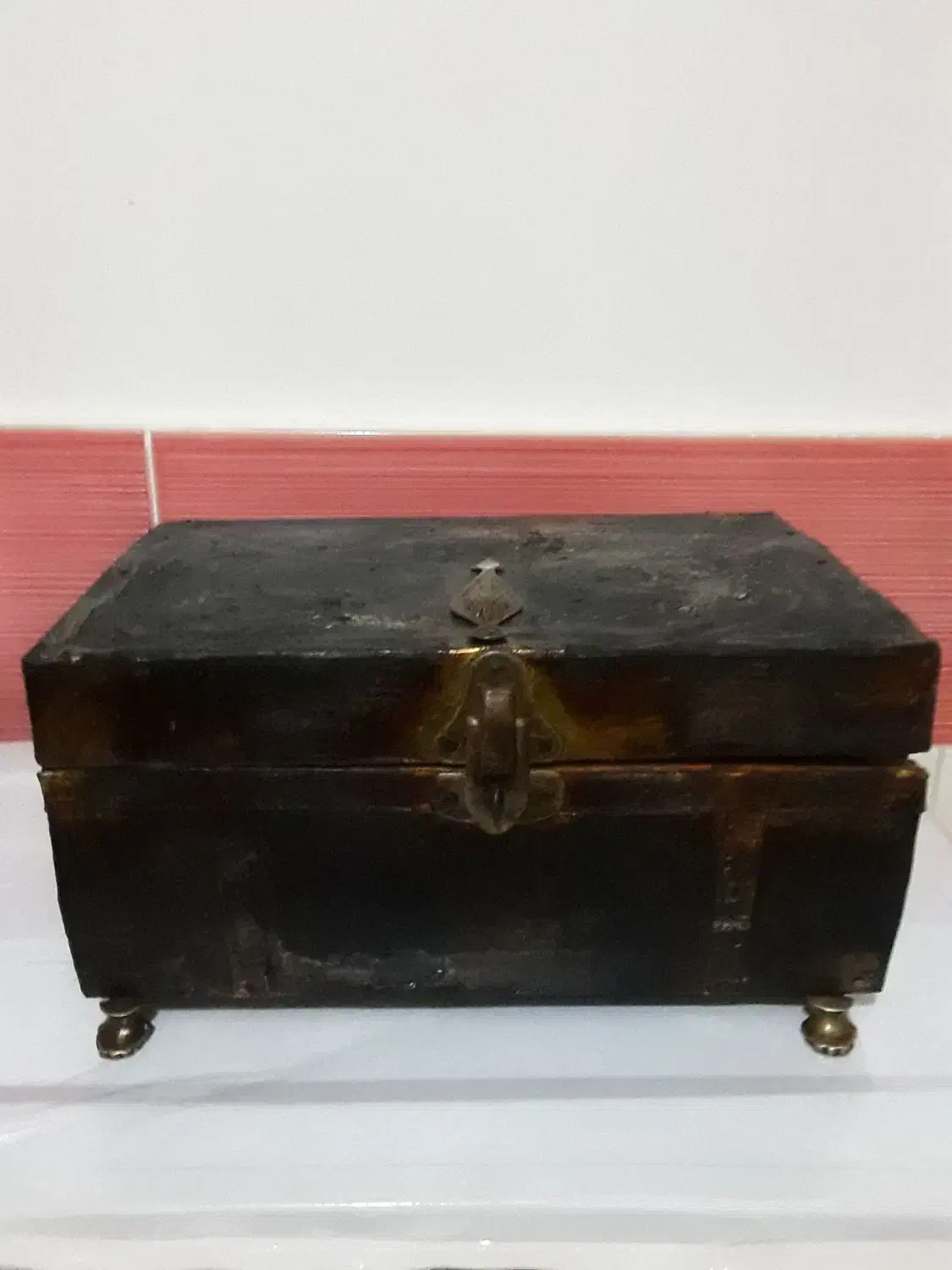 صندوقچه (جعبه) قدیمی|کلکسیون اشیاء عتیقه|مراغه, |دیوار