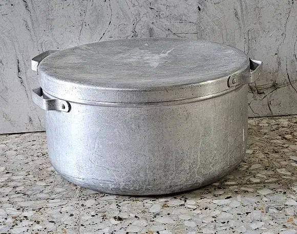 قابلمه روحی بزرگ و شعله|ظروف پخت‌وپز|نور, |دیوار