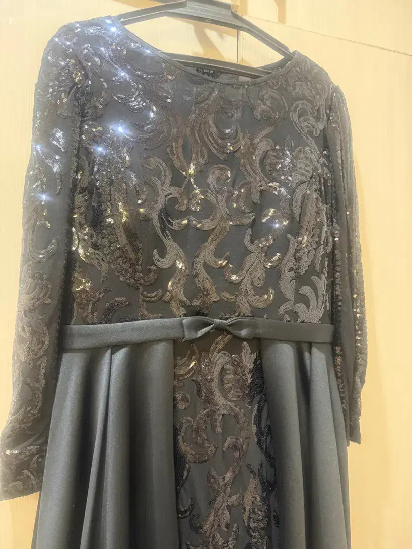 پیراهن دو دامن|لباس|تهران, باغ فیض|دیوار