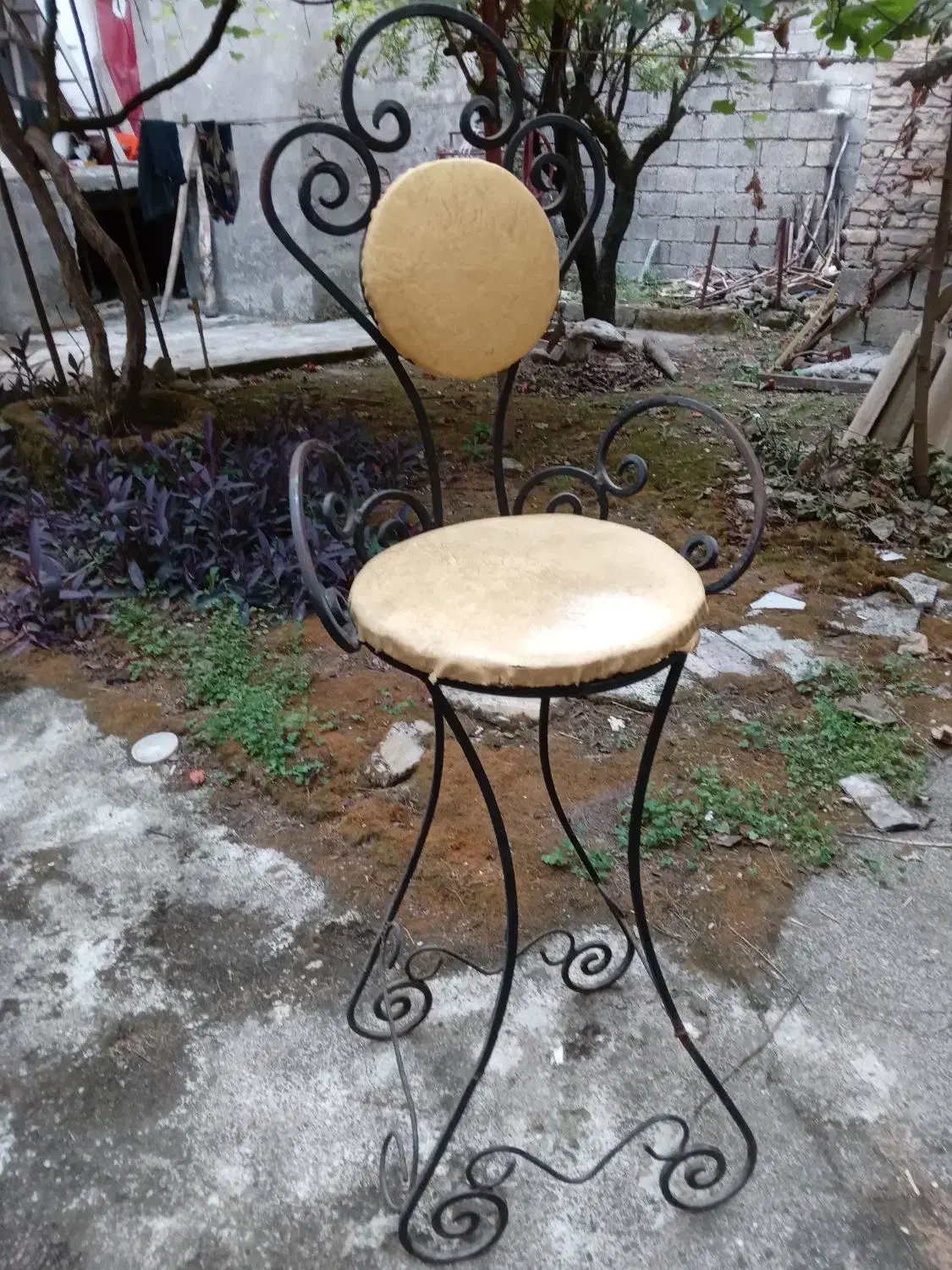 صندلی بلند دو عدد  صندلی  فرفوژه 1 عدد موجود  است.|صندلی و نیمکت|لاهیجان, شهید آوینی|دیوار