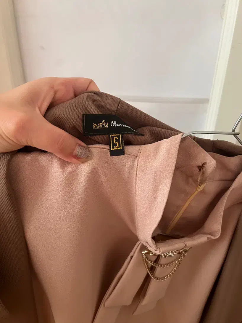 مانتو|لباس|مشهد, سرافرازان|دیوار