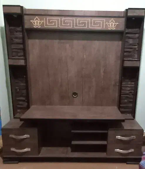 میز تلویزیون چوبی سنتی با نقش طلایی|میز تلویزیون|شاهین‌شهر, خانه کارگر|دیوار
