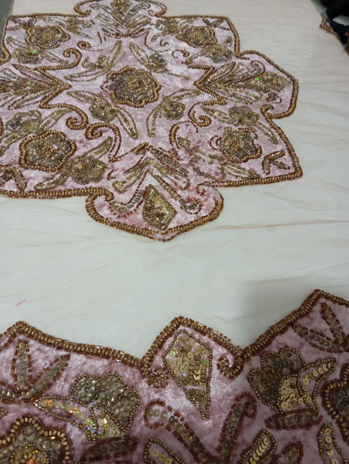 رومیزی|پرده، رانر، رومیزی|قم, بنیاد|دیوار