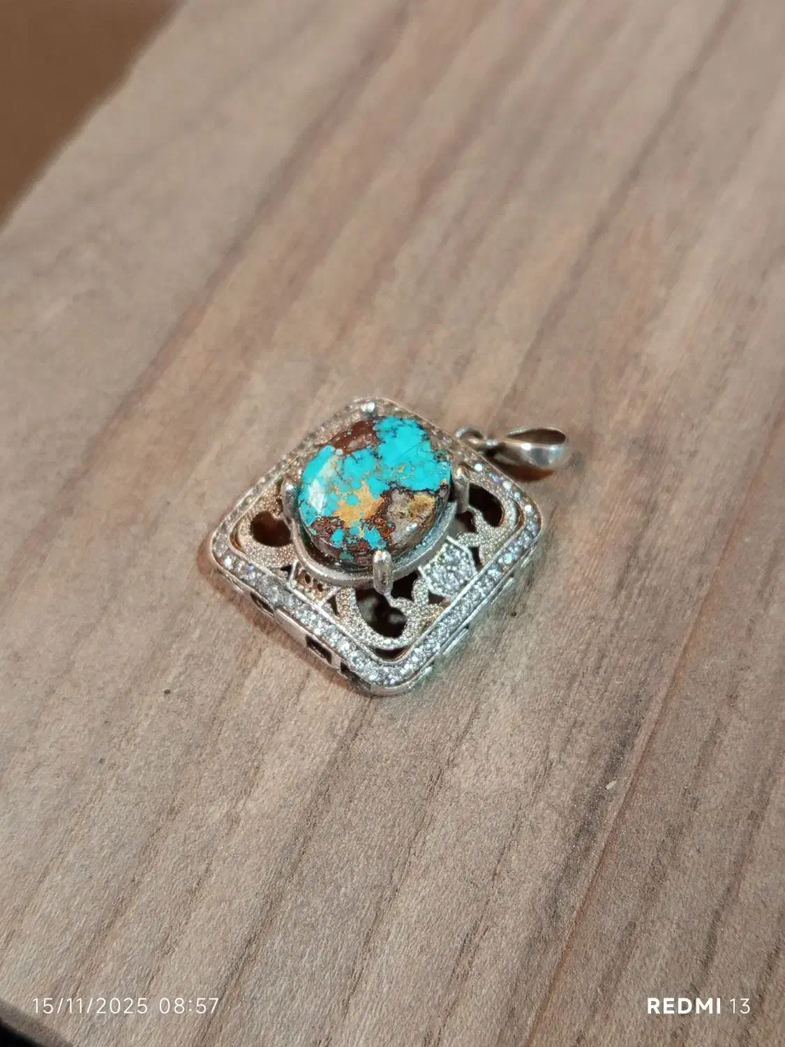 مدال فیروزه|جواهرات|ابریشم, |دیوار