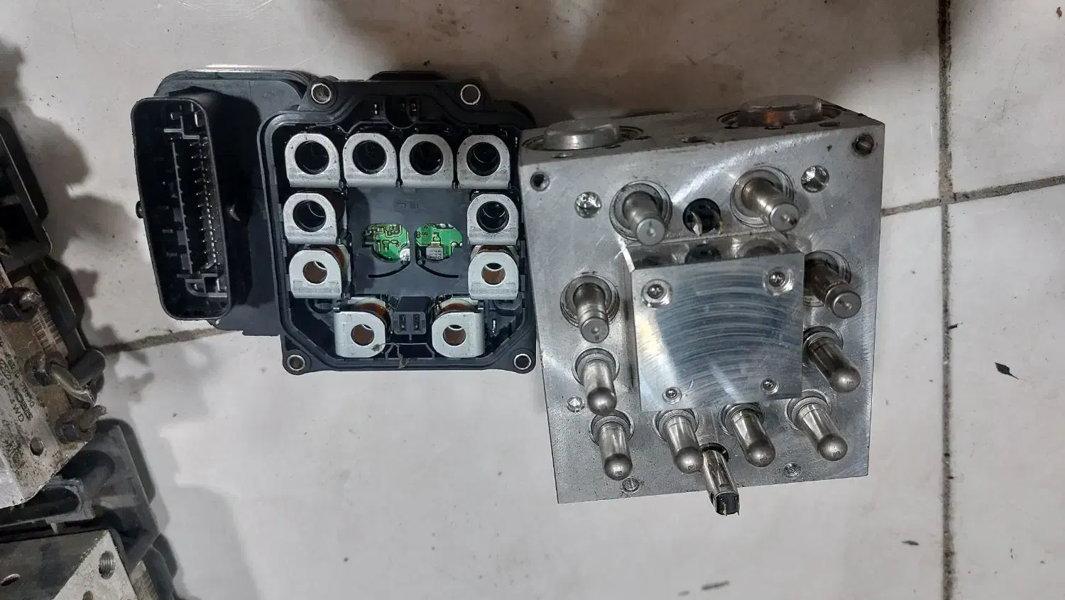 تعمیرگاه تخصصی ترمز پارت abs غلامی|خدمات موتور و ماشین|قم, دانش|دیوار