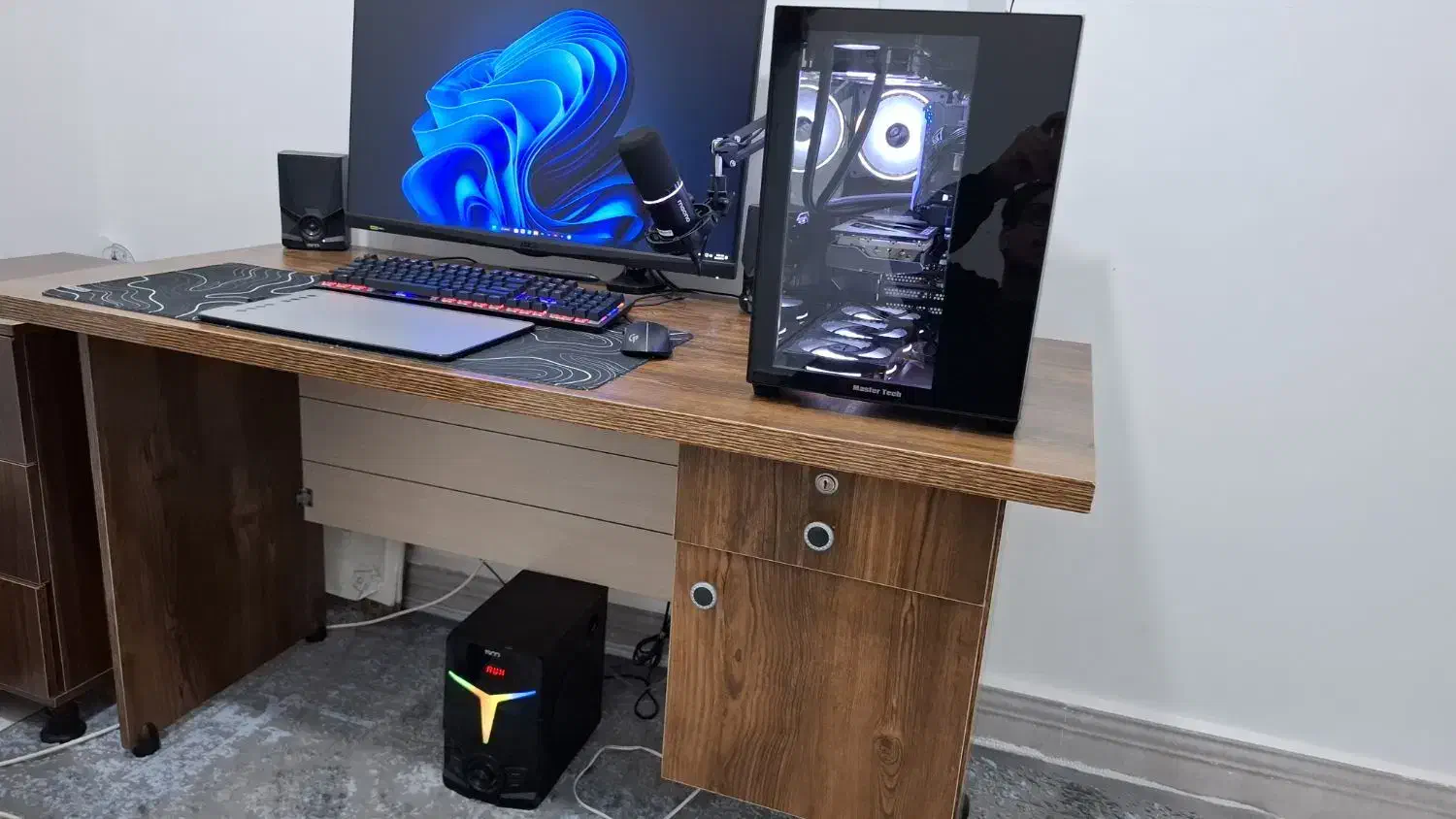 میز کامپیوتر|میز تحریر و کامپیوتر|نیشابور, سرآب کوشک|دیوار