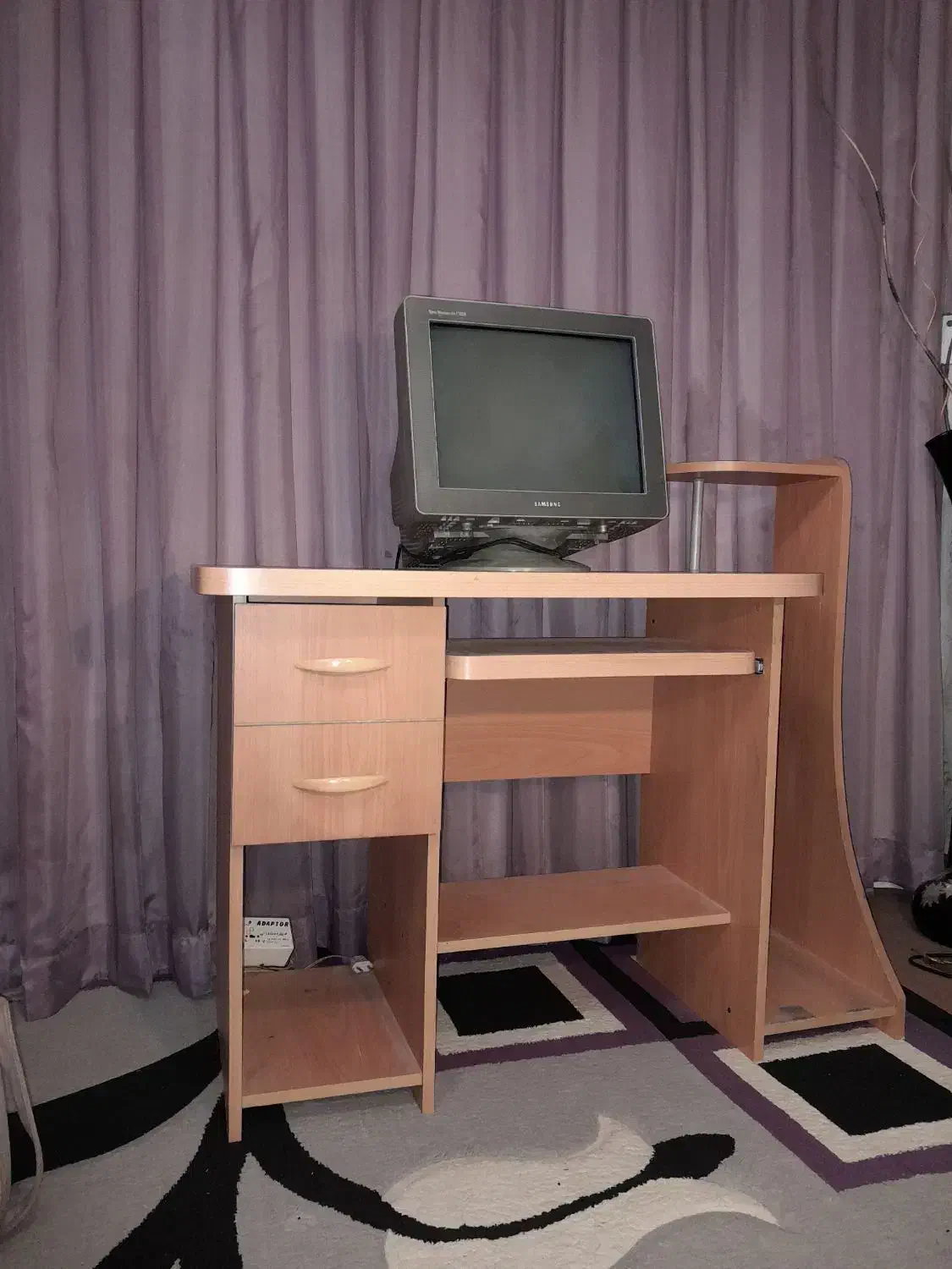 میز و صندلی و مانیتور|میز تحریر و کامپیوتر|مشهد, مقدم|دیوار