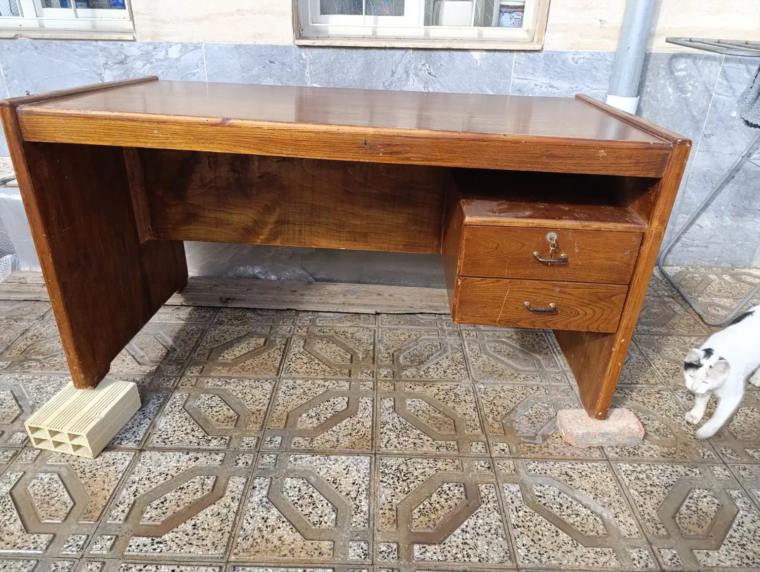 میز تحریر|میز تحریر و کامپیوتر|میانه, |دیوار