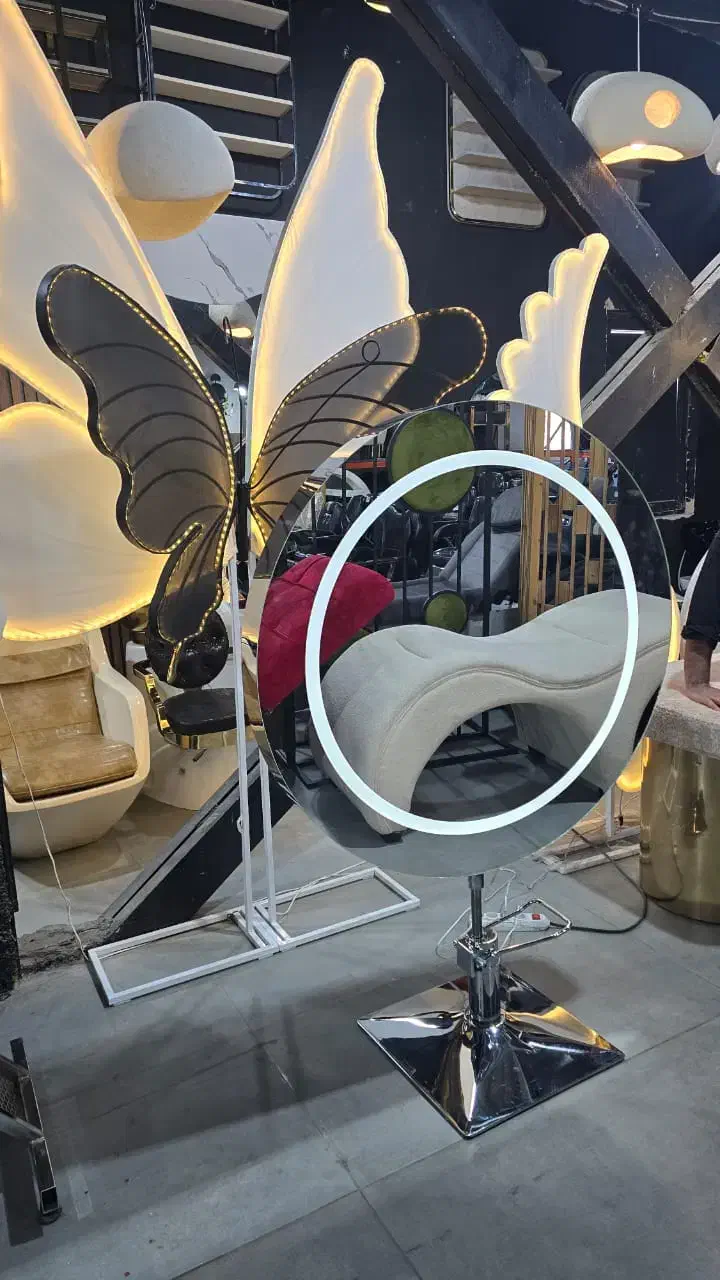 آینه قدی و میزناخن و صندلی چوبی ترولی تخت زیبایی|آرایشگاه و سالنهای زیبایی|کرج, گلدشت|دیوار