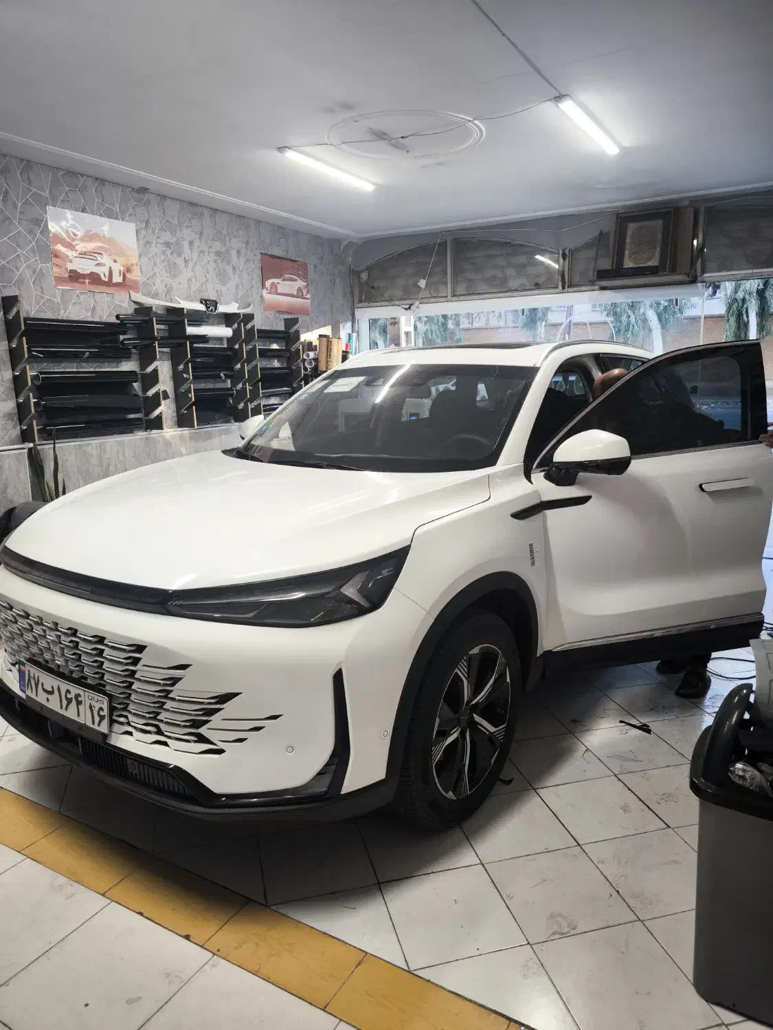 برچسب محافظتی رنگ خودرو واکس بدنه|خدمات موتور و ماشین|قم, زنبیل آباد|دیوار