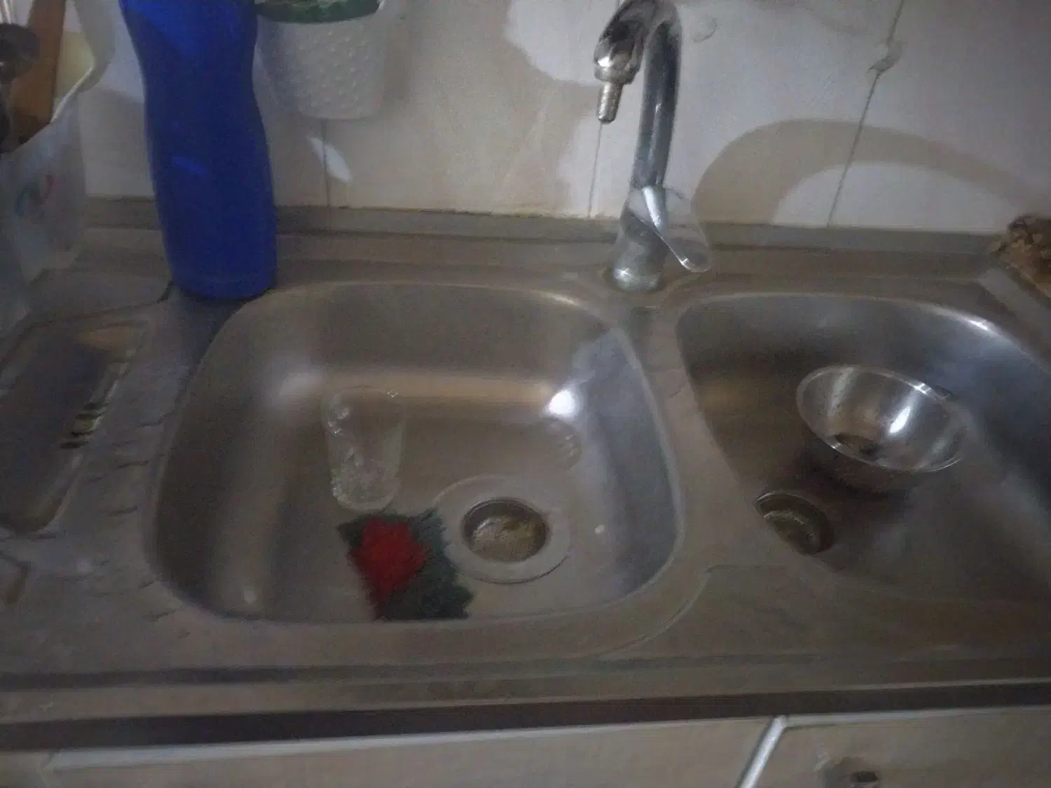 یک عدد سینک کارکرده سالن|آب‌چکان و نظم‌دهنده ظروف|اسفرورین, |دیوار