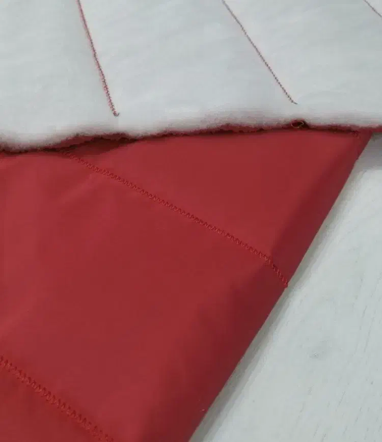 2 متر پارچه پافر رنگ قرمزِ اسپرت..|لباس|کاشمر, |دیوار