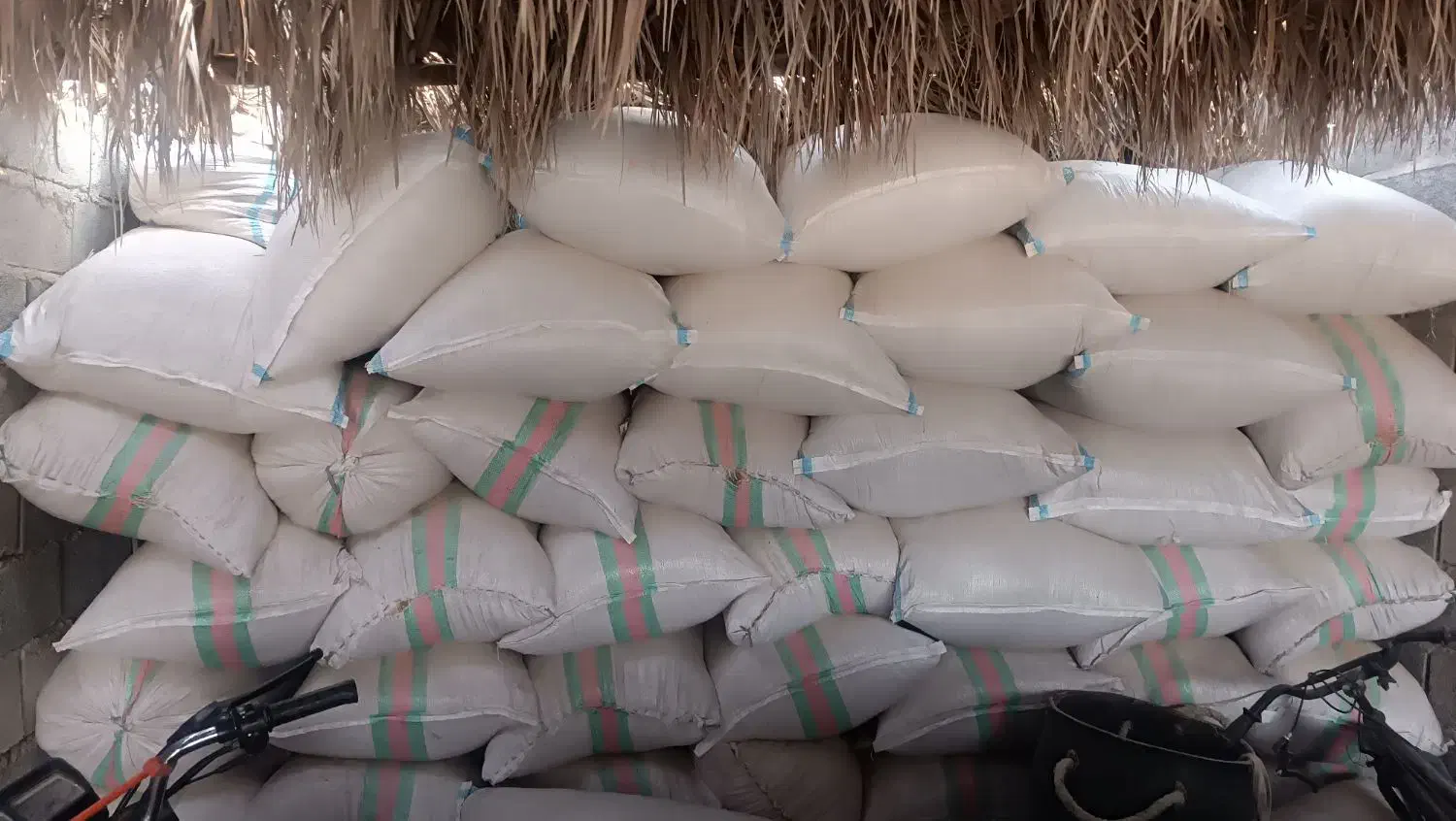 فروش یک تن کاه یونجه|لوازم جانبی حیوانات|رودخانه, |دیوار