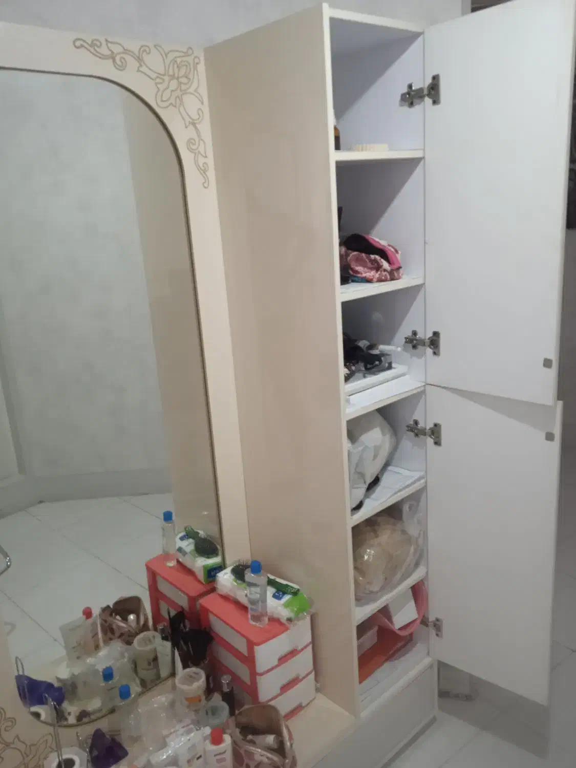 اینه آرایشی و همراه با کلی قفسه|مبلمان خانگی و میز عسلی|اصفهان, باغ دریاچه|دیوار