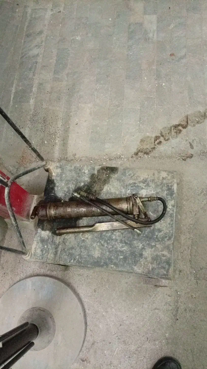 گریس پمپ قدیمی کاملا سالم|ابزارآلات|مشهد, امام رضا (ع)|دیوار