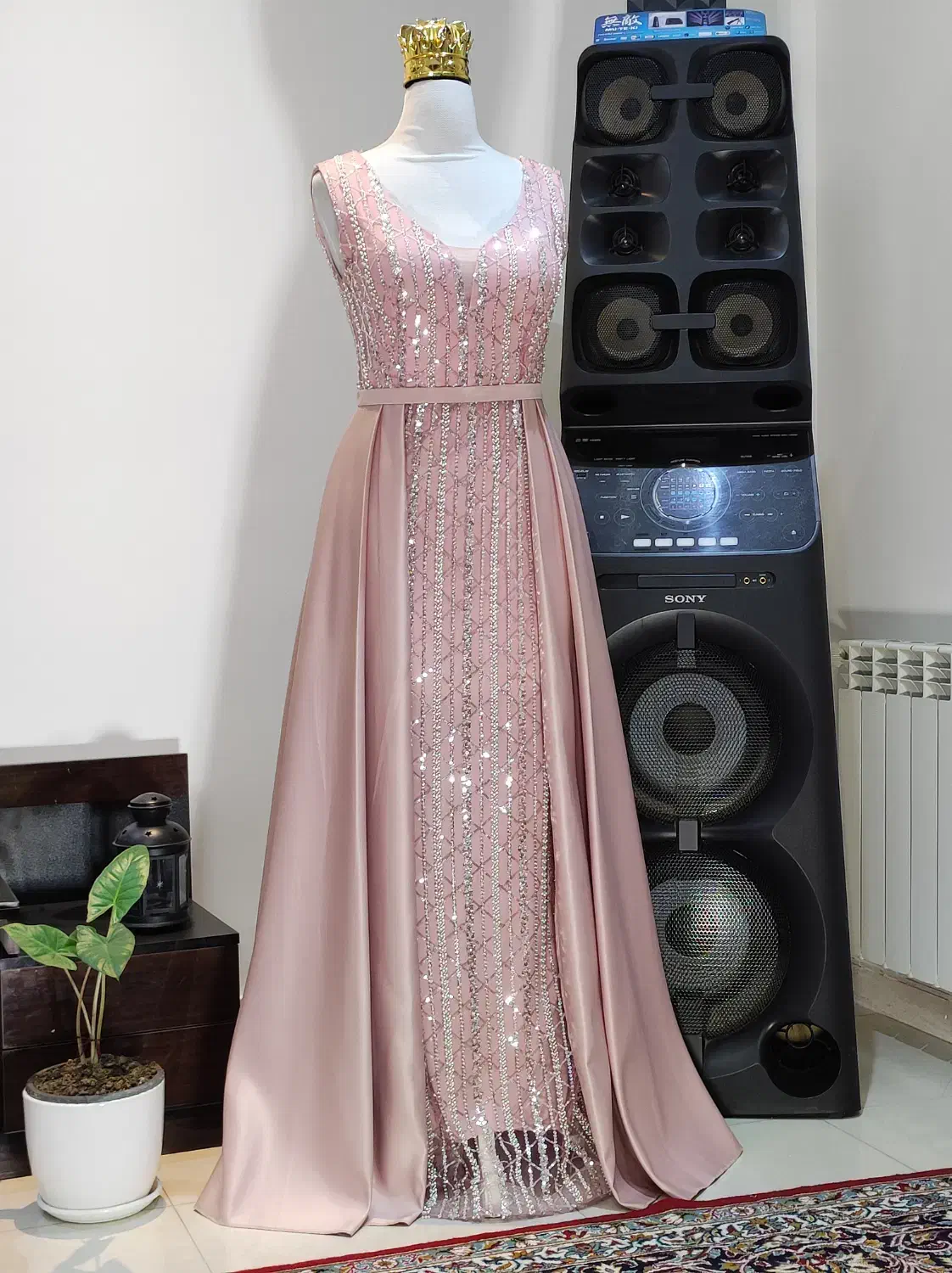 لباس مجلسی|لباس|ری, سیزده آبان|دیوار