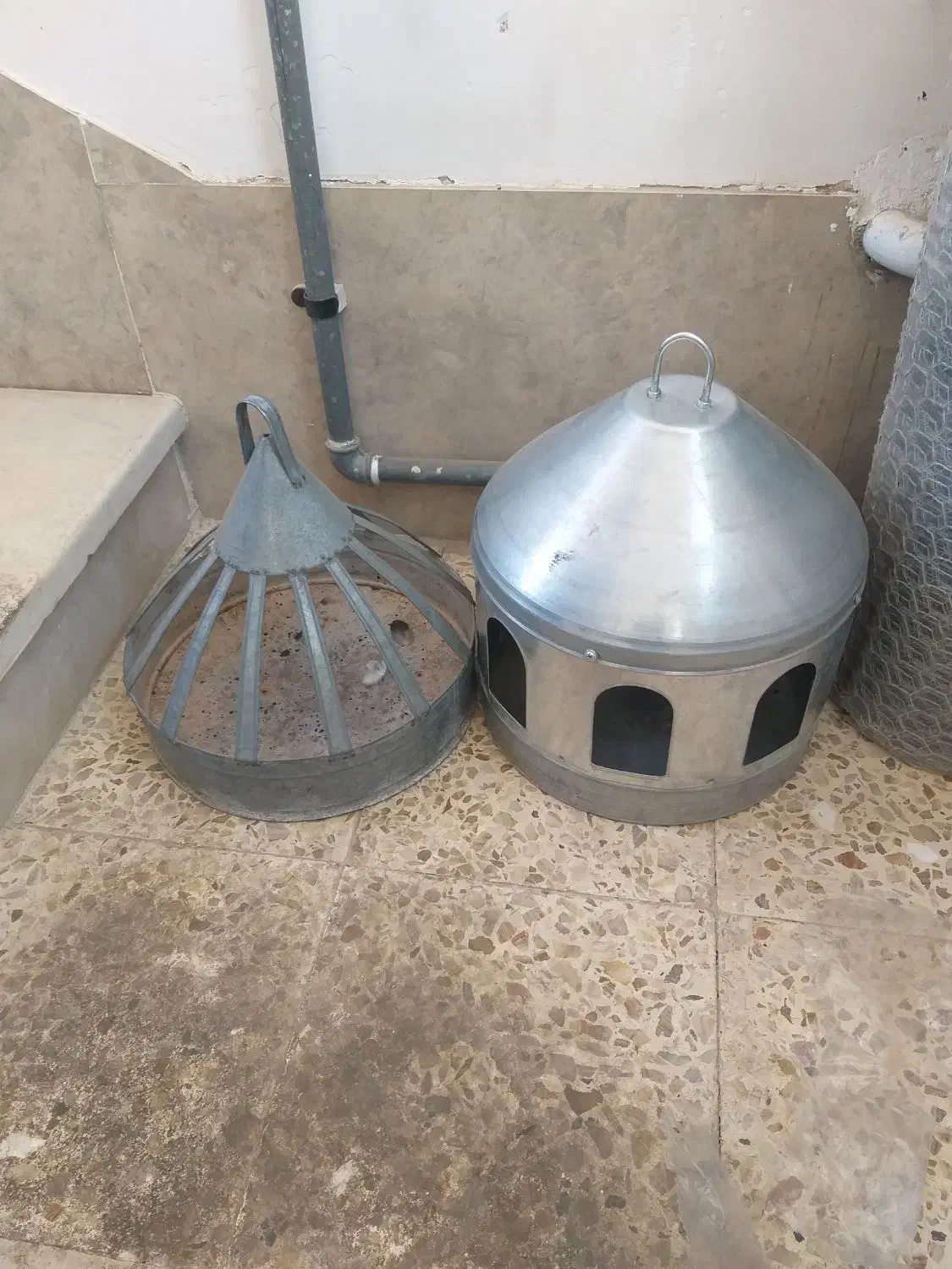 َتور قفسی و جا آبی فلزی پر نده|لوازم جانبی حیوانات|فولادشهر, باغشاد|دیوار