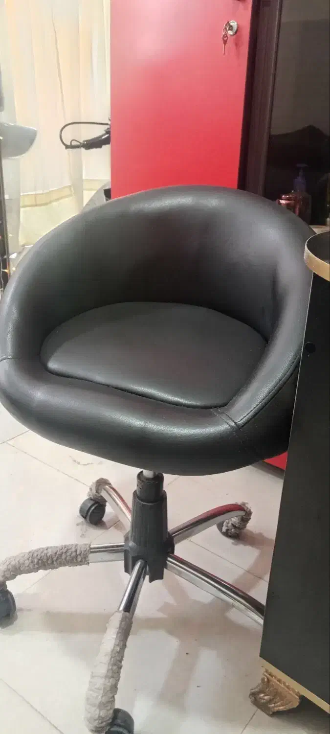 میز و صندلی ناخون کاری|آرایشگاه و سالن‌های زیبایی|کرمان, |دیوار