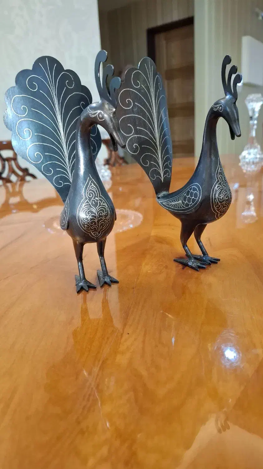 مجسمه طاووس فولادی نقره کوب عتیقه|کلکسیون اشیاء عتیقه|قم, زنبیل آباد|دیوار