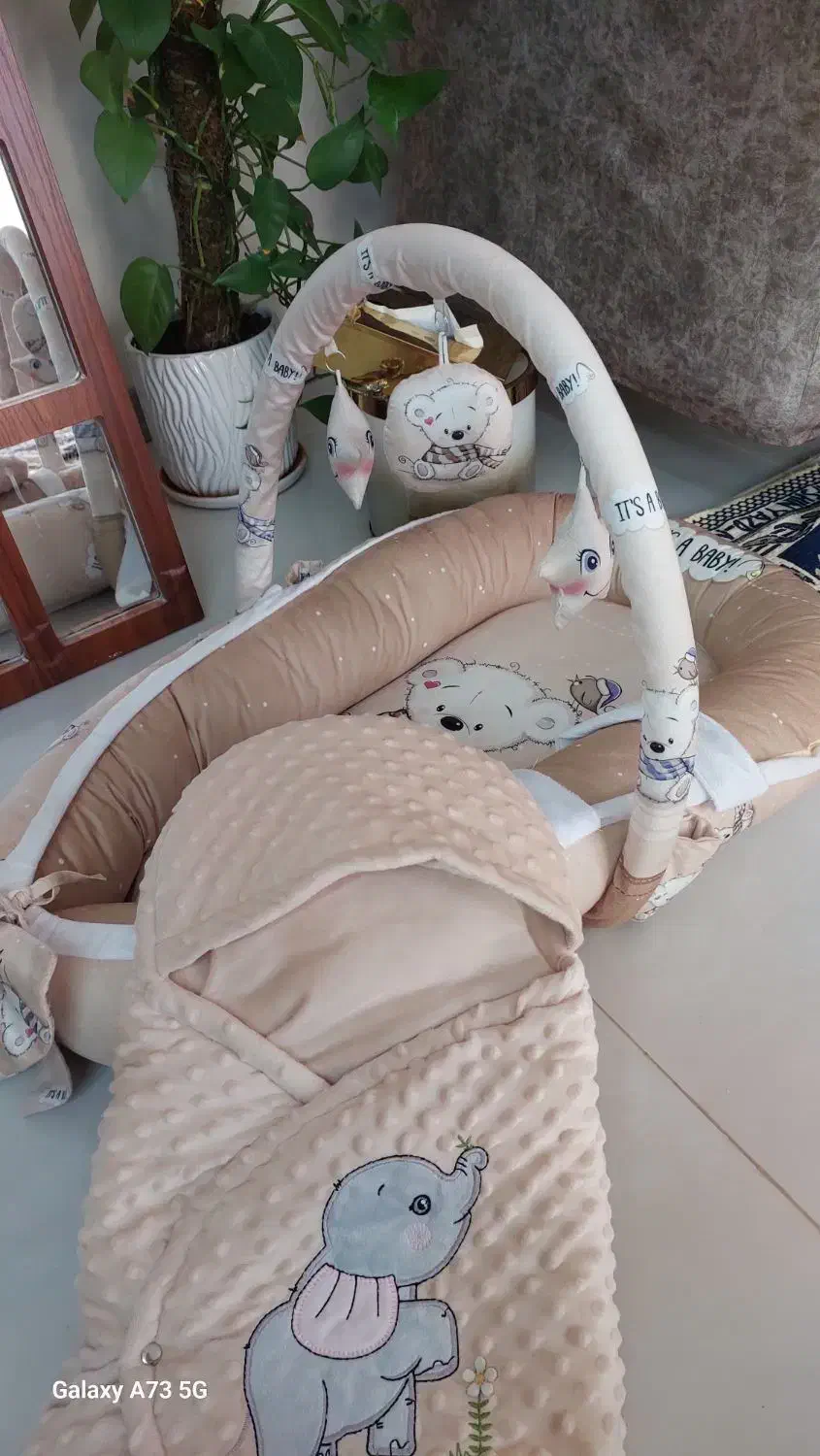 تخت نوزاد کنار مادر|تخت و صندلی بچه|شاهین‌شهر, شهرک هشت بهشت|دیوار