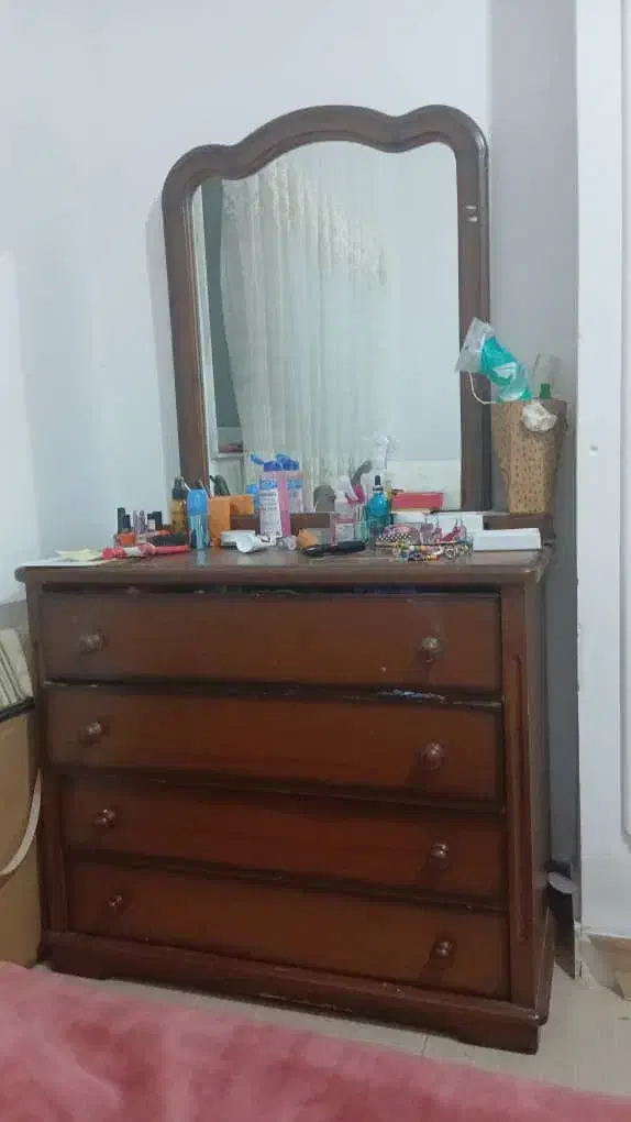 تخت دونفره و یک میز آرایش با آینه و یک پاتختی|تخت و سرویس خواب|بندر انزلی, تهران|دیوار