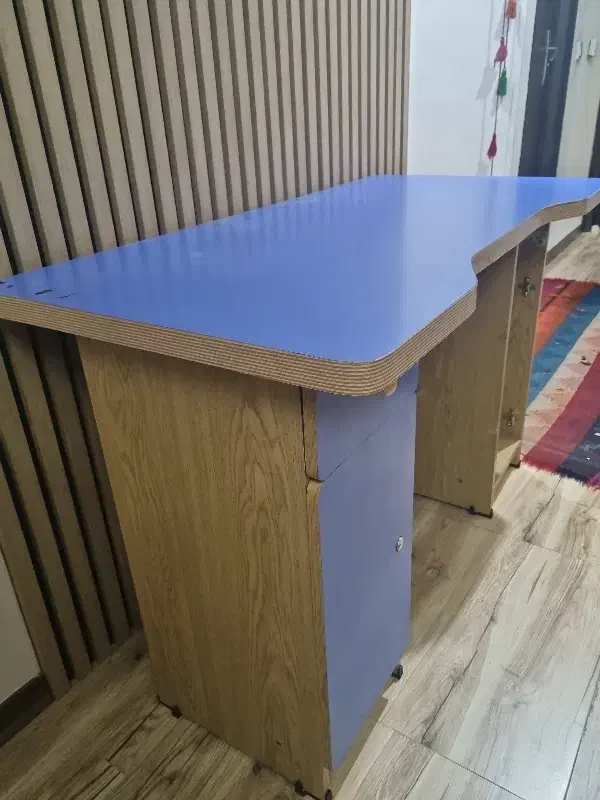 میز کامپیوتر یا تحریر|میز تحریر و کامپیوتر|فردیس, منظریه|دیوار