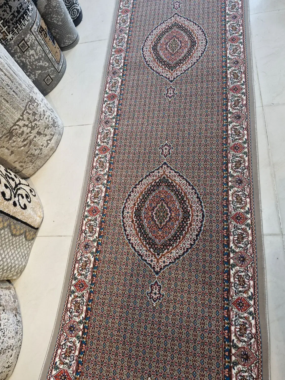 کنار فرش ریزه ماهی اصل ۷۰۰شانه|فرش|اردبیل, |دیوار