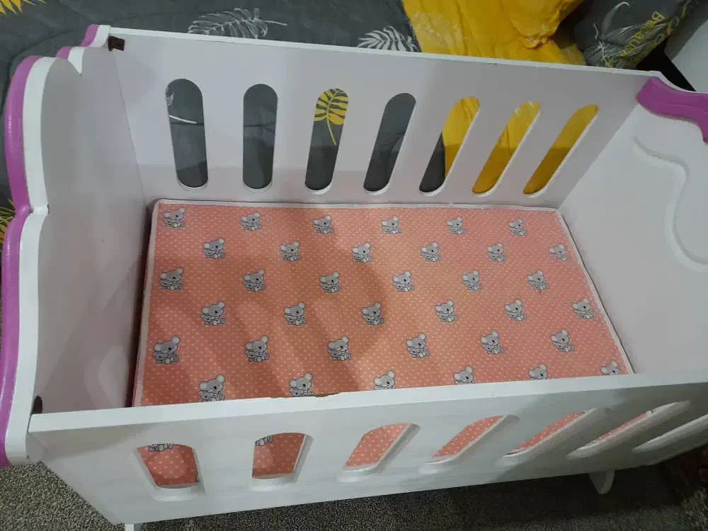 گهواره بچه در حد نو سلام|تخت و صندلی بچه|مریوان, |دیوار