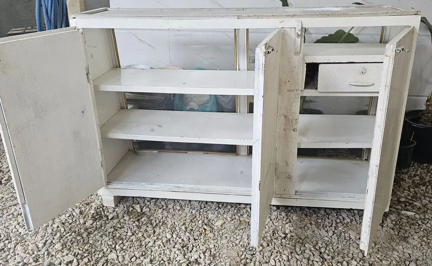 ویترین۲عدد،یک عدد گاز رو میزی وسایل قلعه تل هستن|بوفه، ویترین، کنسول|باغ ملک, |دیوار