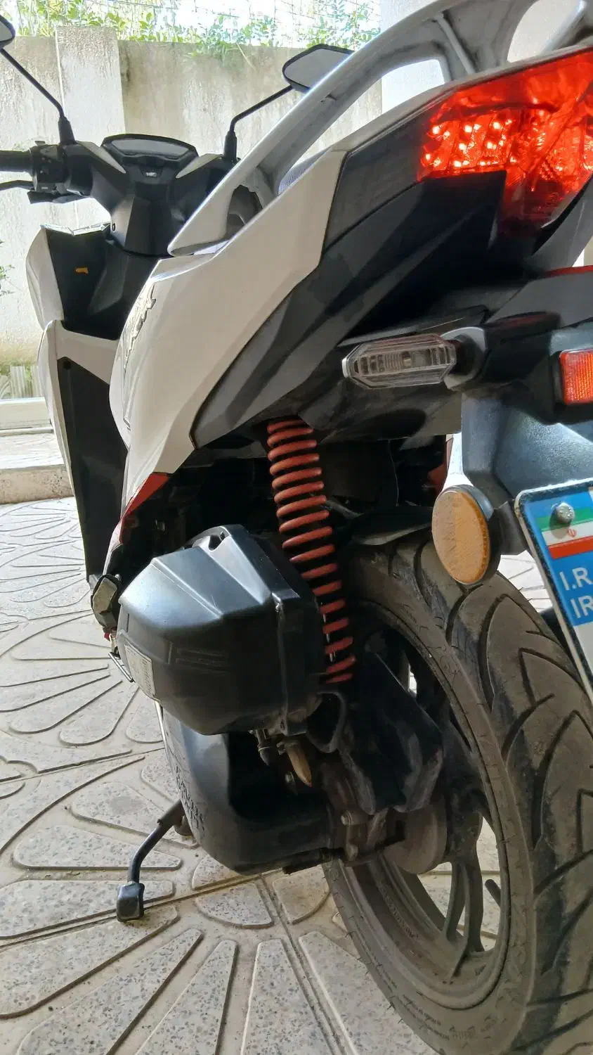 کلیک / مدل ۱۴۰۲ / کم‌کار / کویر|موتورسیکلت|لاهیجان, شیشه گران|دیوار