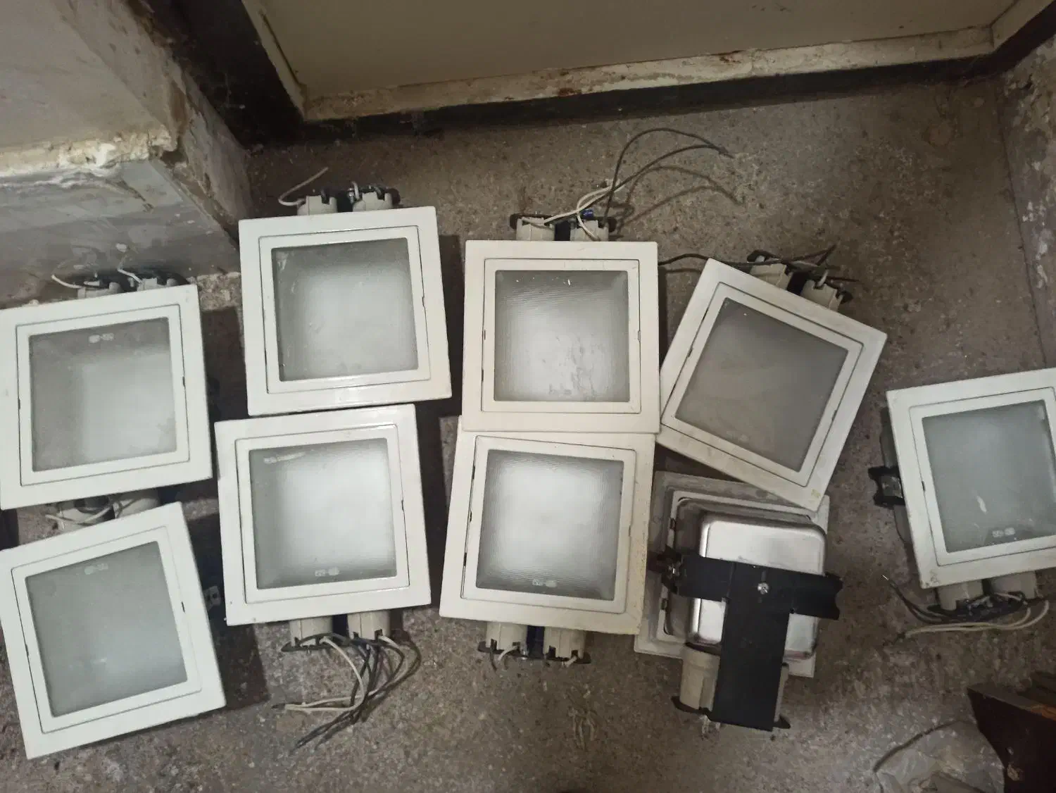 چراغ توکار تمیز و سالم|لوستر و چراغ آویز|مشهد, حسینآباد|دیوار