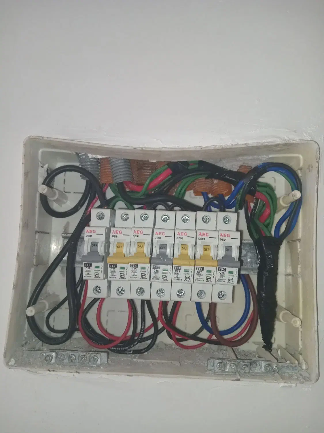 برق کشی ساختمان و تعمیرات|خدمات پیشه و مهارت|میناب, |دیوار