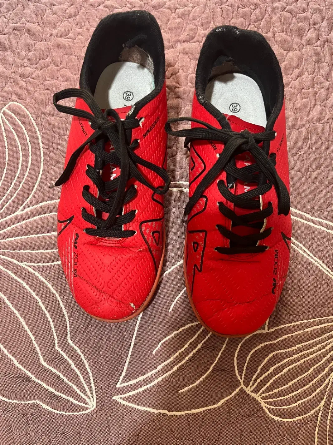 کتونی فوتبال|تجهیزات ورزشی|اندیشه, اندیشه فاز ۴|دیوار