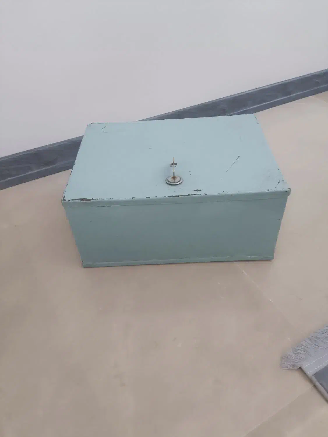 صندوقچه آهنی قدیمی قفل دار|کلکسیون اشیاء عتیقه|تهران, زرکش|دیوار