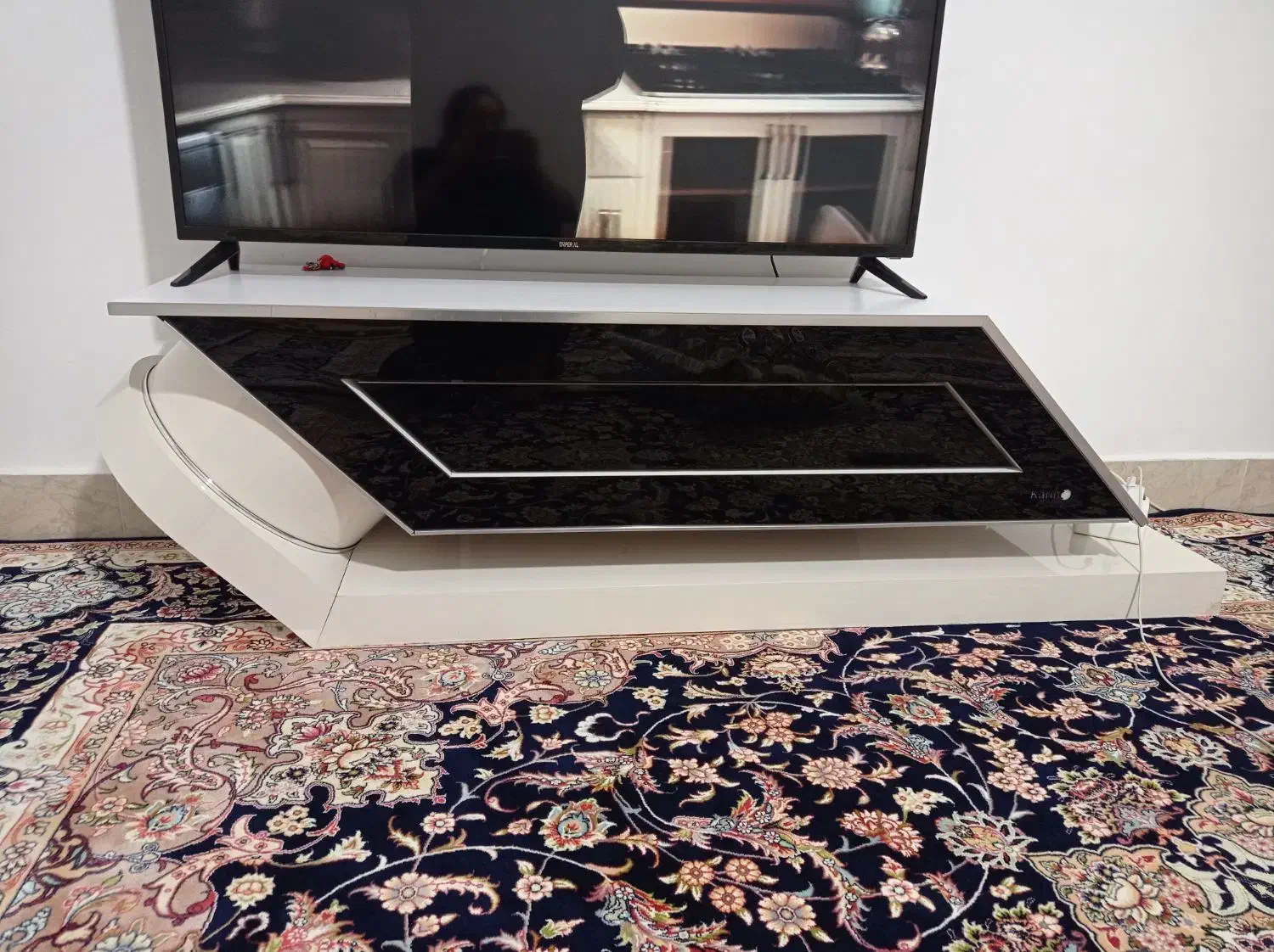 میز تی‌وی در حد نو مامونیه|میز تلویزیون|زرندیه, |دیوار