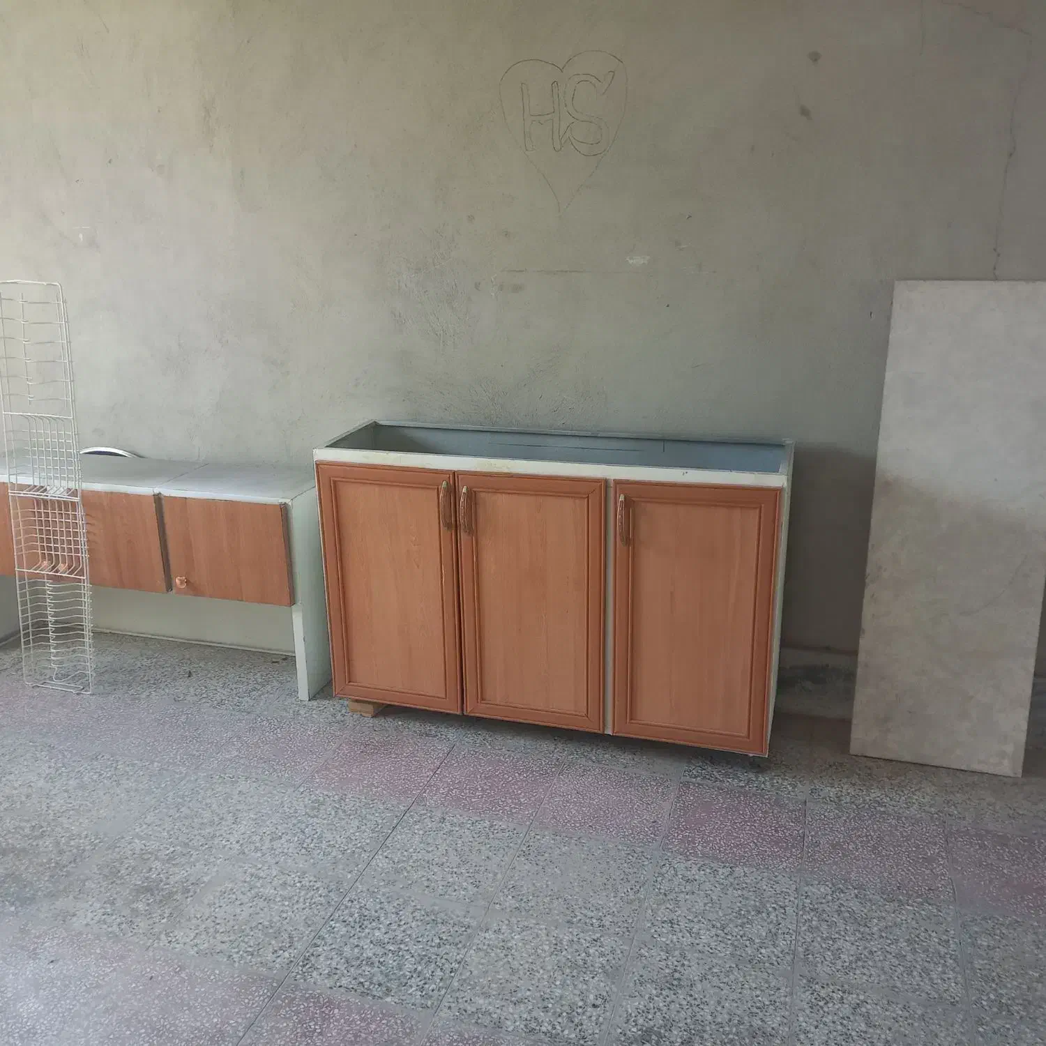 آبچکان|آب‌چکان و نظم‌دهنده ظروف|کبودرآهنگ, |دیوار