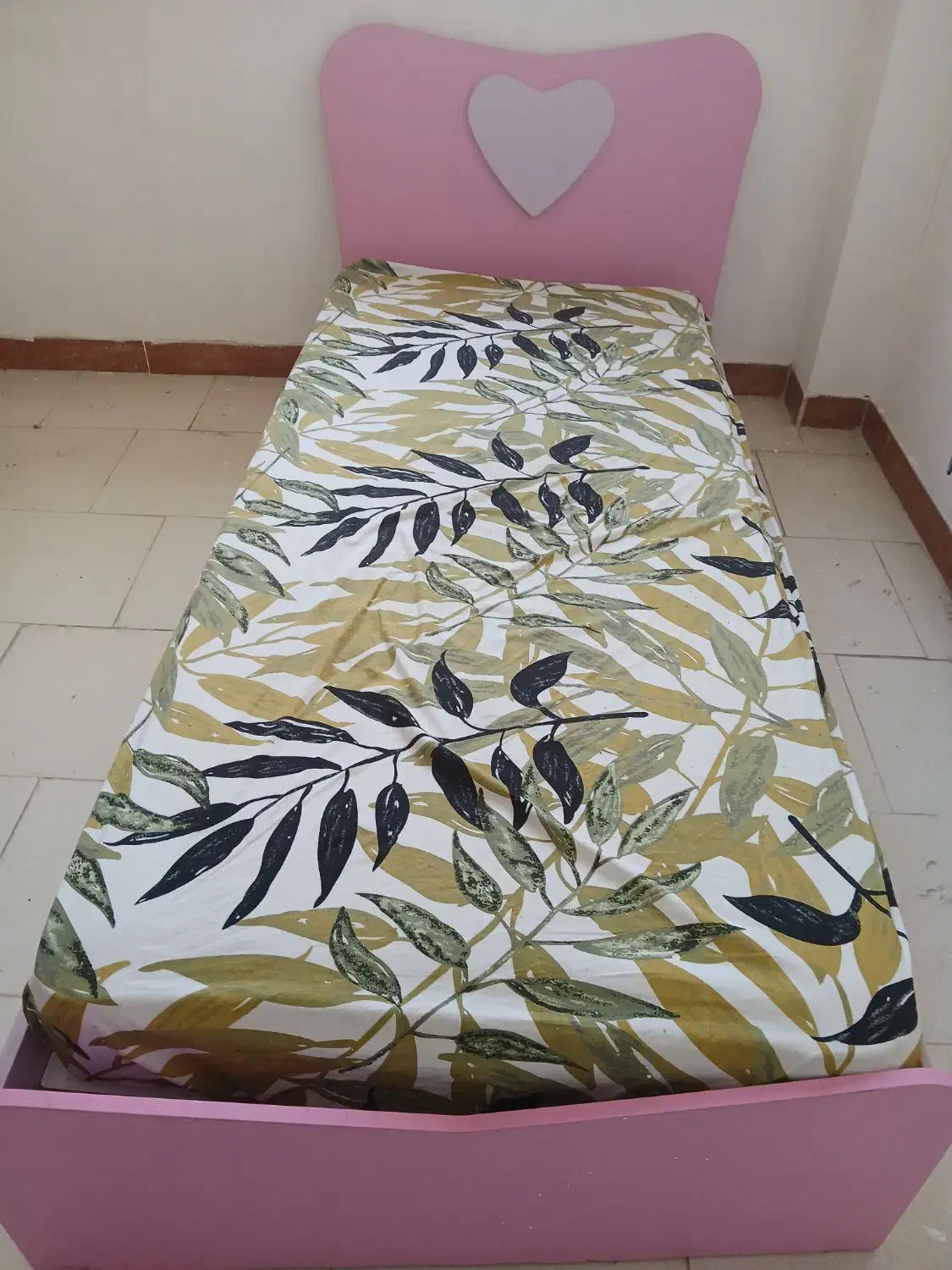 تخت دخترانه سالم، دوتا کشو، همراه با تشک|تخت و سرویس خواب|لاهیجان, کوی آزادگان|دیوار