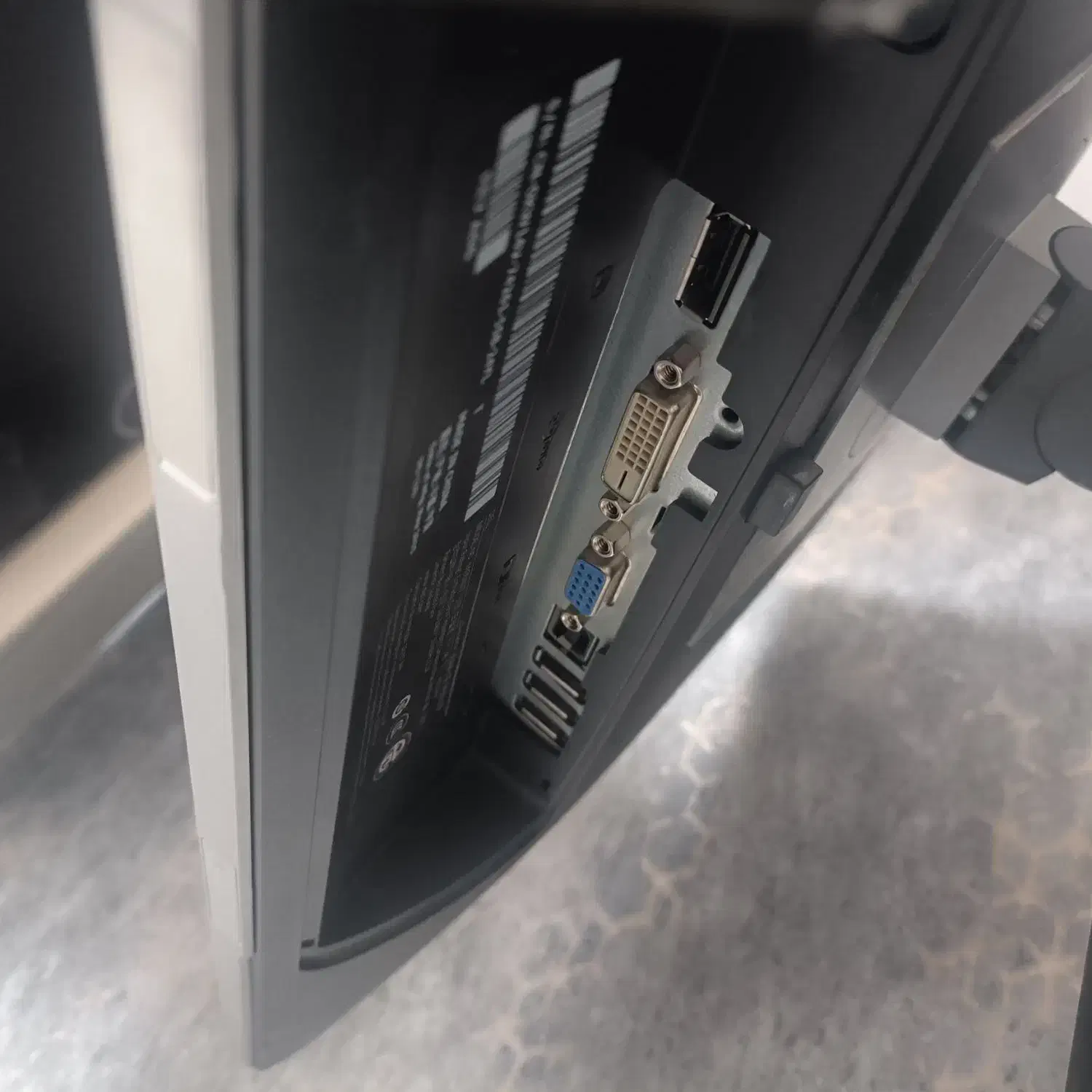 مانیتور ۲۲ اینچ برند دل Dell پورت HDMI و VGA|قطعات و لوازم جانبی رایانه|کرمان, |دیوار